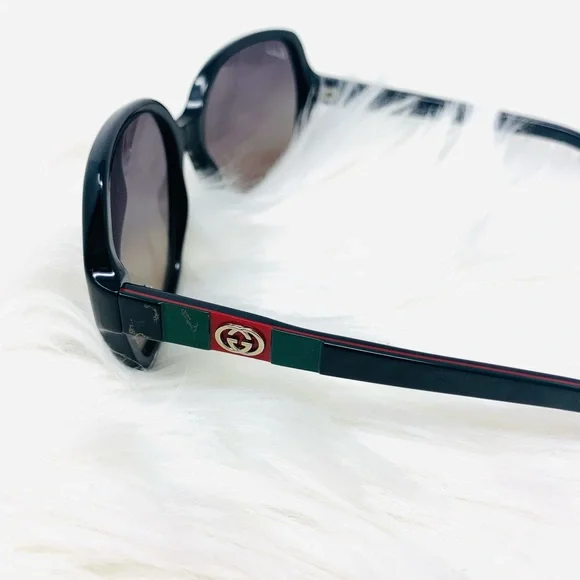 Gucci sunglasses with GG logo and red and green stripes display picture 2